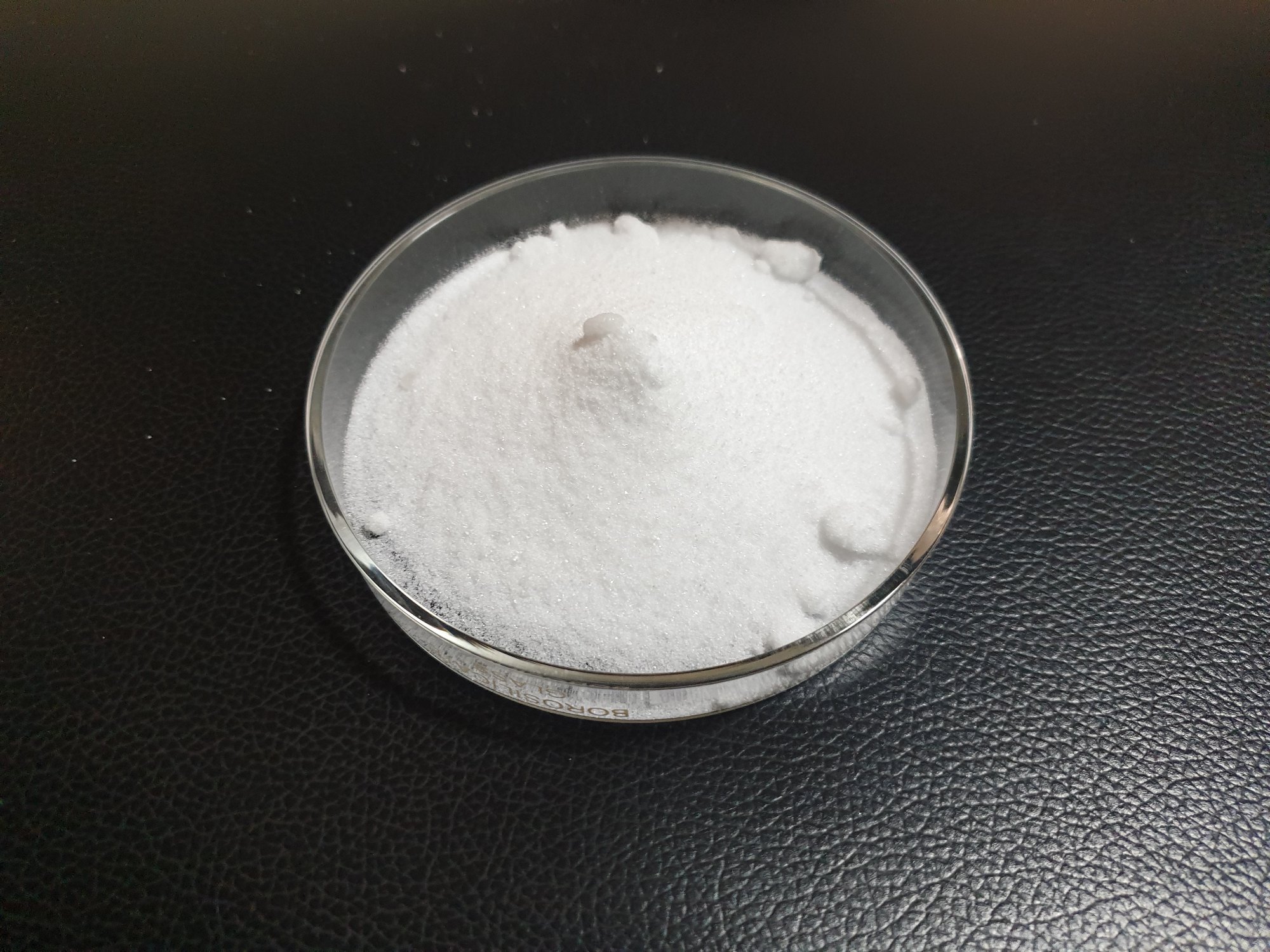 حمض الأديبيك (Adipic Acid) | حل حامضي لصناعة المشروبات الغازية والحلويات