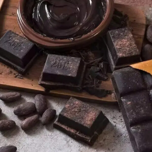 ما هي المكونات الرئيسية لقطعة الشوكولاتة؟