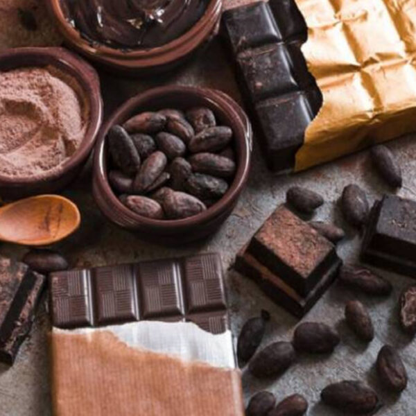 ما هي المكونات الرئيسية لقطعة الشوكولاتة؟