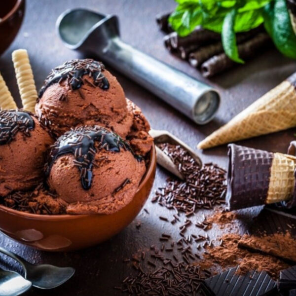 قائمة المكونات لصناعة آيس كريم الشوكولاتة الفاخر