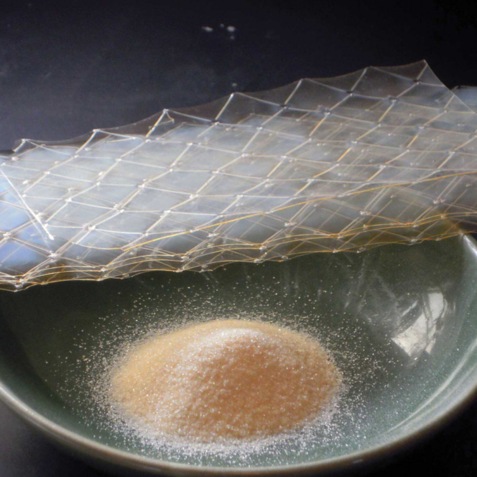 منع تكتل مسحوق الجيلاتين بعد الفتح