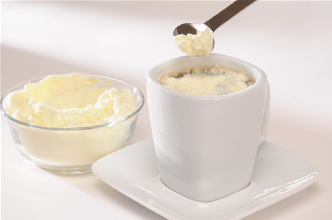 الفرق بين الحليب المجفف والحليب السائل