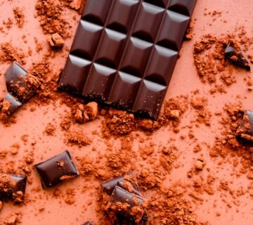 Alkalized cocoa powder in confectionery