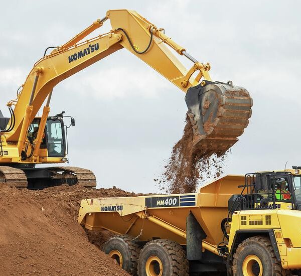 Komatsu Excavator PC650LC-11