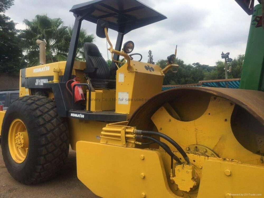 Komatsu JW100 Pneumatic Roller