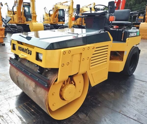 Komatsu JW40 Pneumatic Roller