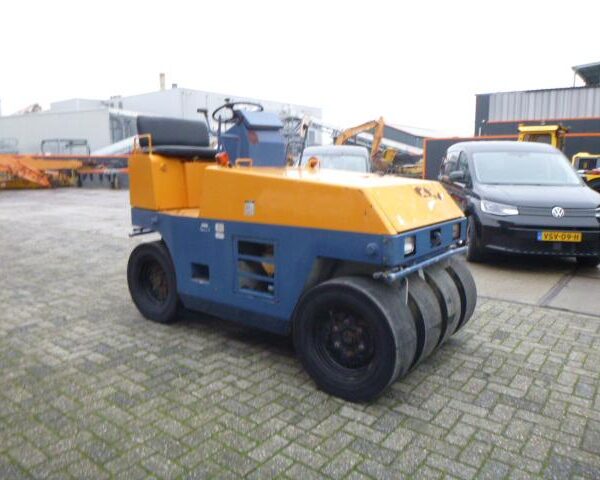 Komatsu JW50 Pneumatic Roller