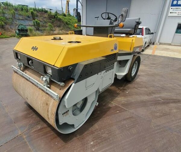 Komatsu JW80 Pneumatic Roller