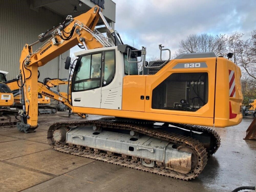 Liebherr Excavator Model R 930 for Sale
