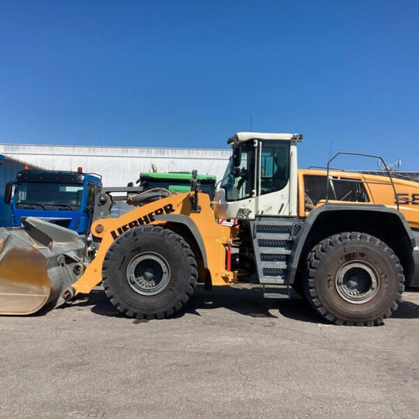 Liebherr Loader Model L 586 for Sale