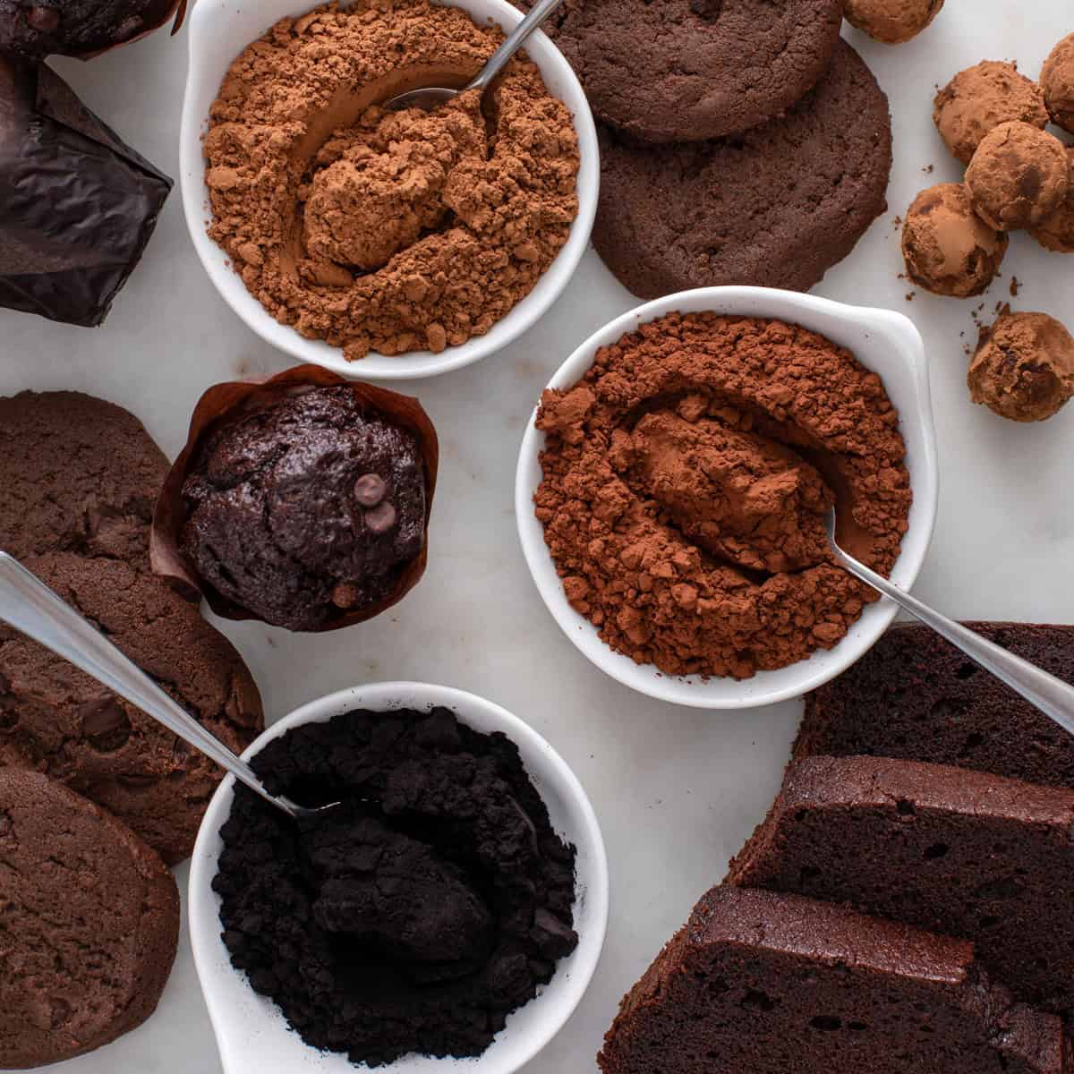 Alkalized cocoa powder for baking cakes