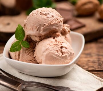 Alkalized cocoa powder for ice cream