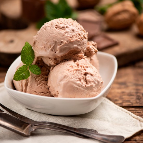 Alkalized cocoa powder for ice cream