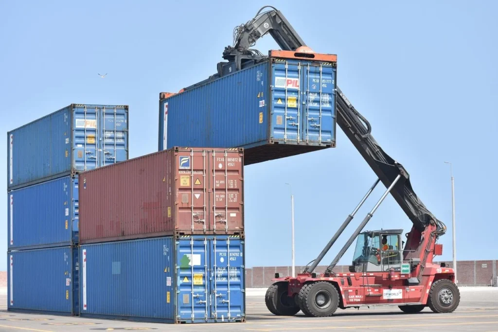 Cargo Insurance, Damage Claims, and Risk Management in International Shipments