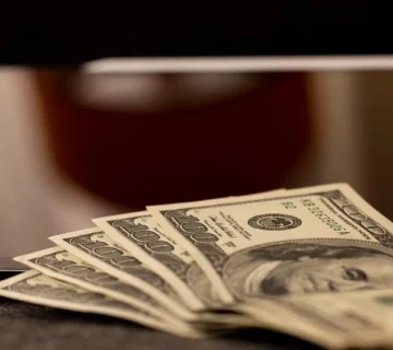 Managing Currency Risk and Exchange Rate Fluctuations When Importing from TÜRKİYE