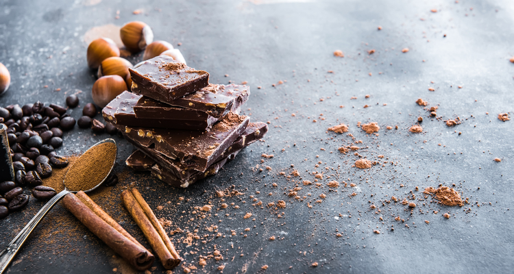 How does alkalization impact cocoa powder efficiency?