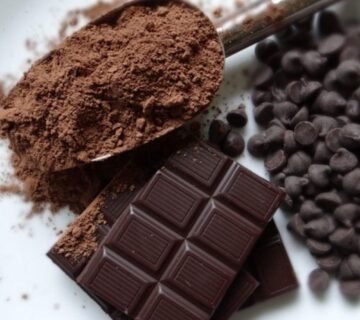 How does cocoa powder color affect production cost?