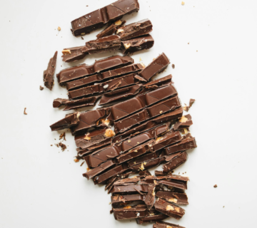 How does alkalization impact cocoa powder efficiency?