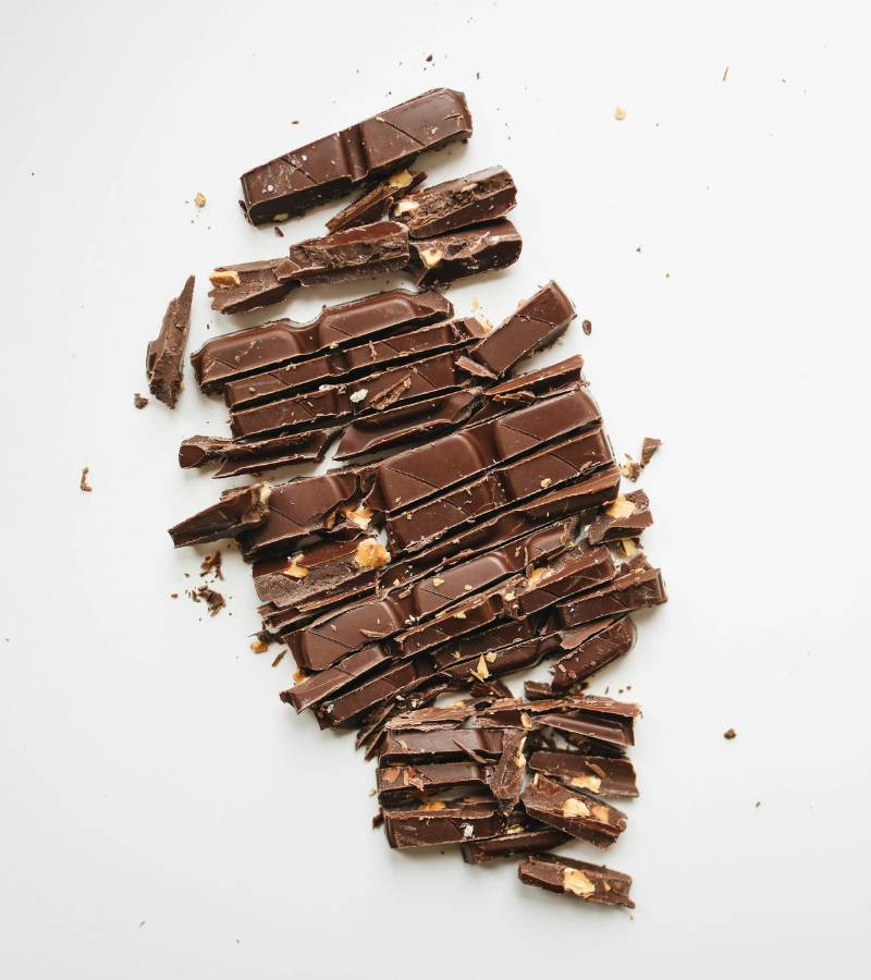 How does alkalization impact cocoa powder efficiency?