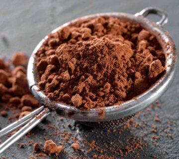 What cocoa powder properties reduce chocolate blooming?