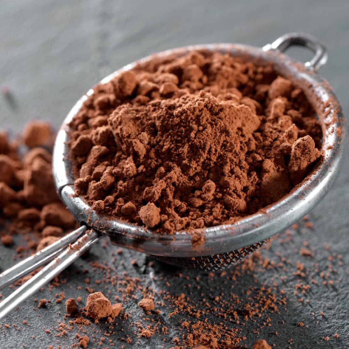 What cocoa powder properties reduce chocolate blooming?