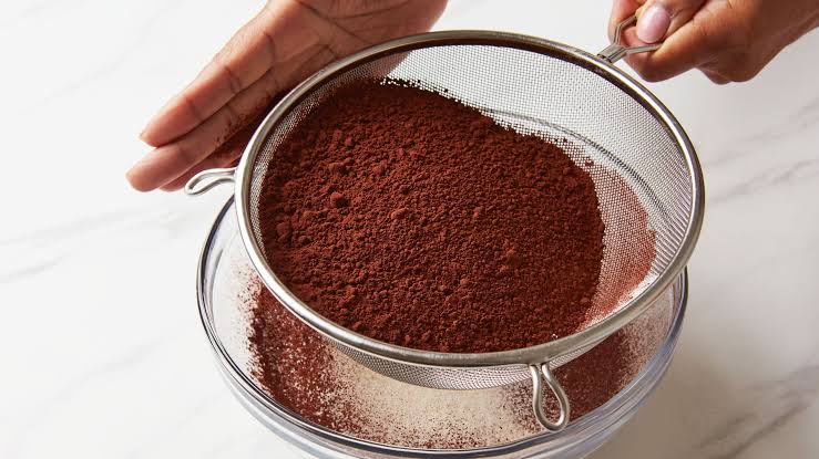 How much cocoa powder is used in milk chocolate formulations?