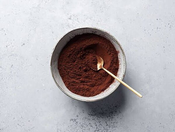 How much cocoa powder is used in milk chocolate formulations?