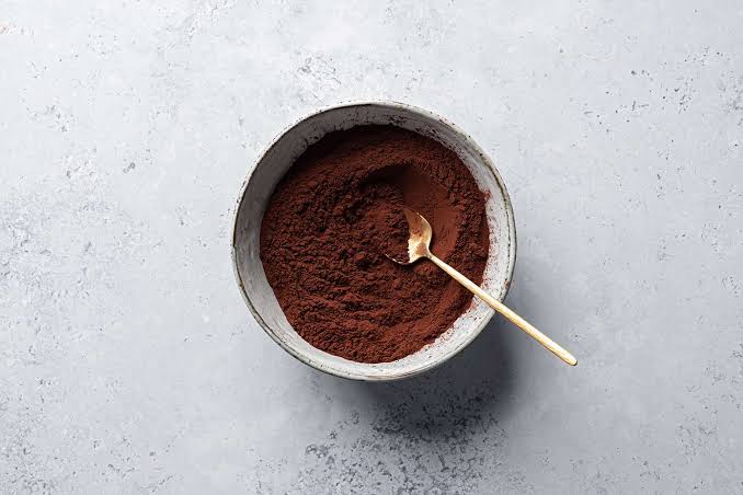 How much cocoa powder is used in milk chocolate formulations?