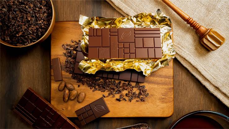 Air Bubbles and Pinholes in Chocolate Bars