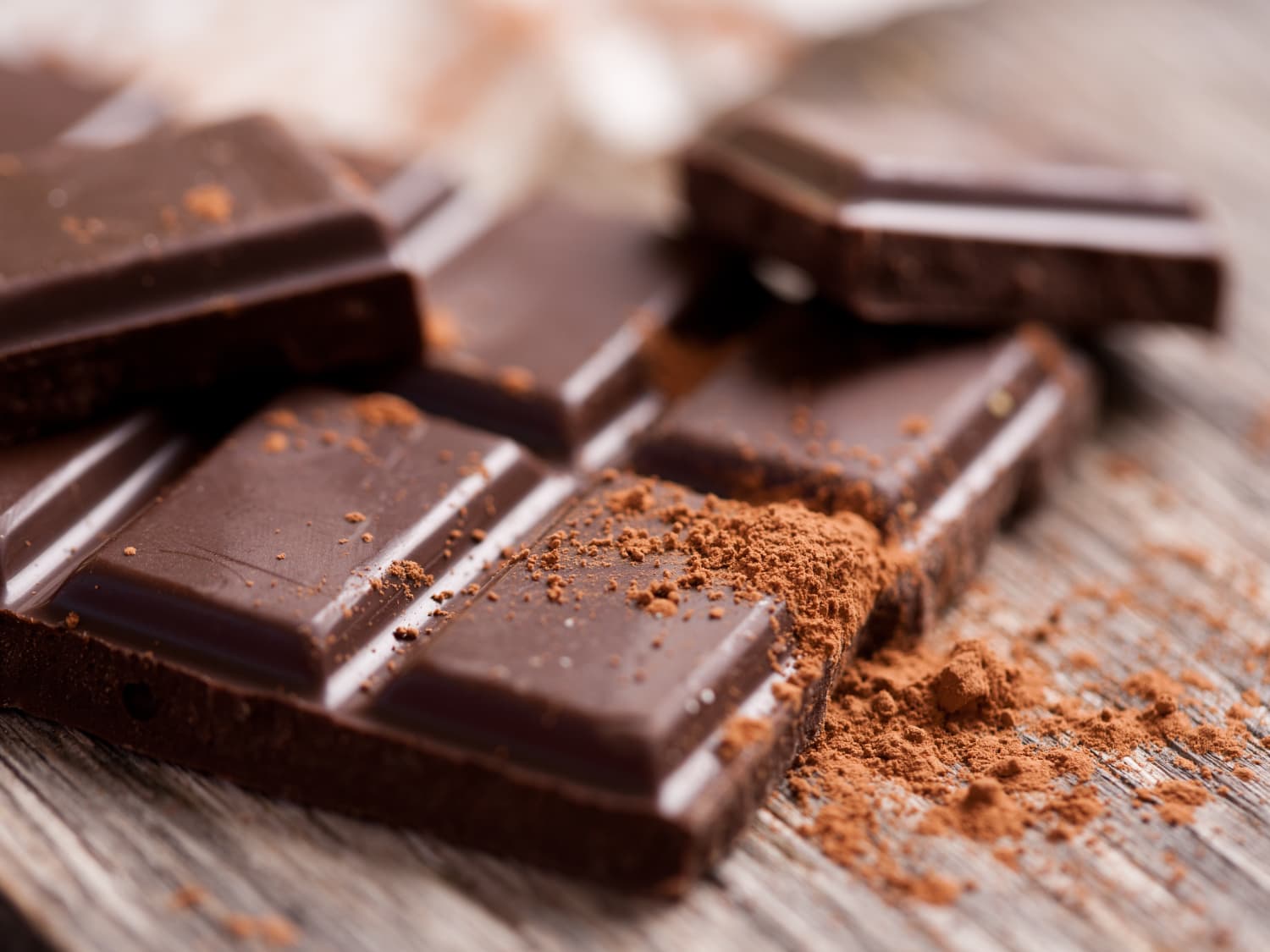 Air Bubbles and Pinholes in Chocolate Bars