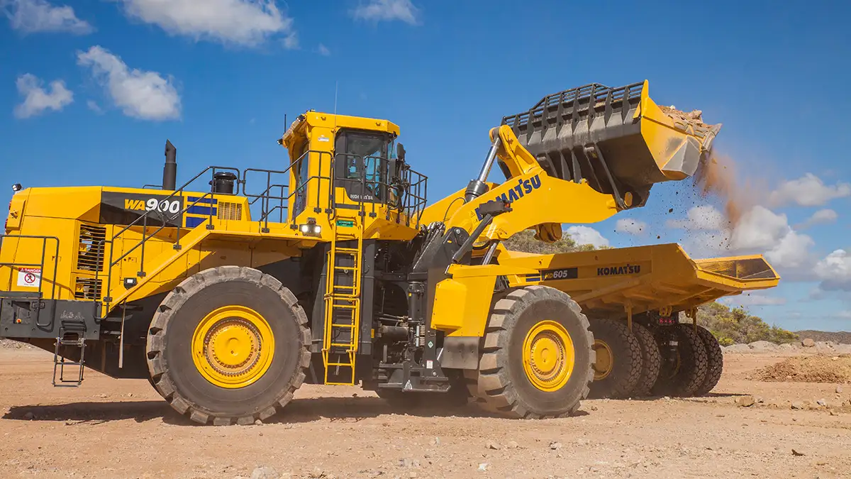 Komatsu WA900 Loader