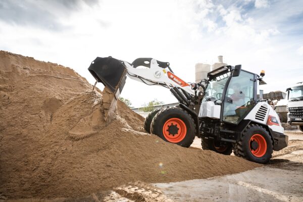 خرید لودر چرخ‌لاستیکی کوچک باب‌کت Bobcat