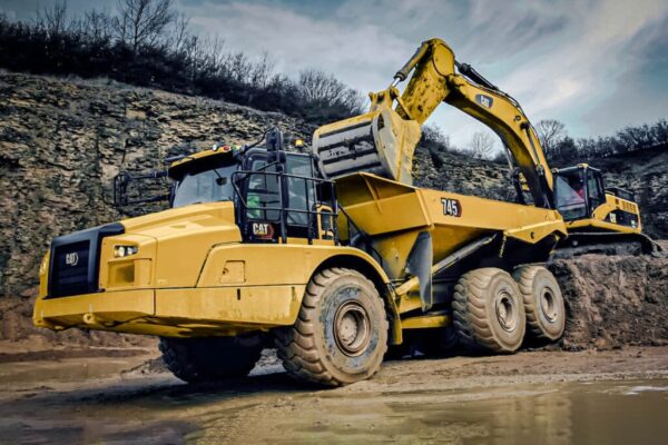 کاترپیلار Caterpillar دامپتراک مفصلی 740