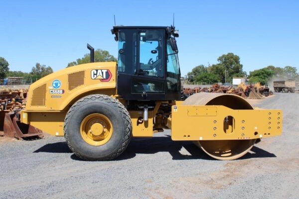 کاترپیلار Caterpillar غلتک ویبره‌ای CS68B