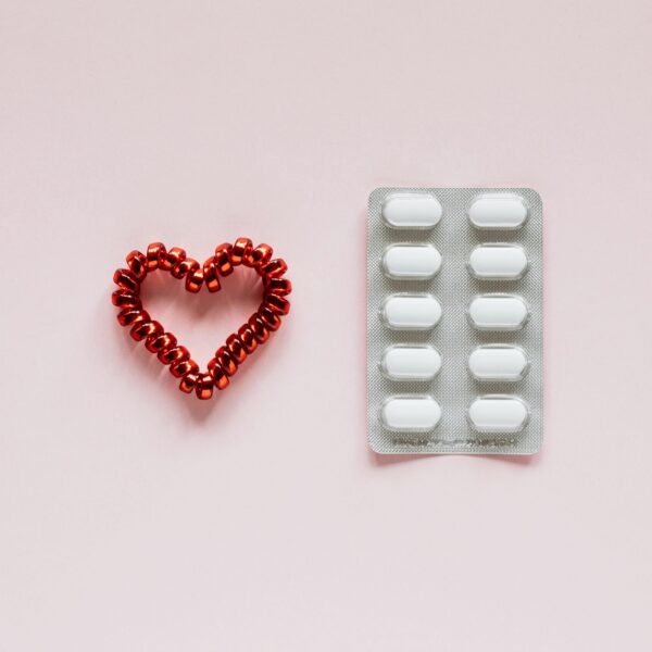 چه کسانی نباید داروی خارجی مصرف کنند؟ موارد منع مصرف و هشدارها