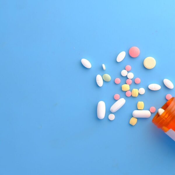 چگونه نسخه پزشک ایرانی برای خرید داروی خارجی قابل قبول می‌شود؟