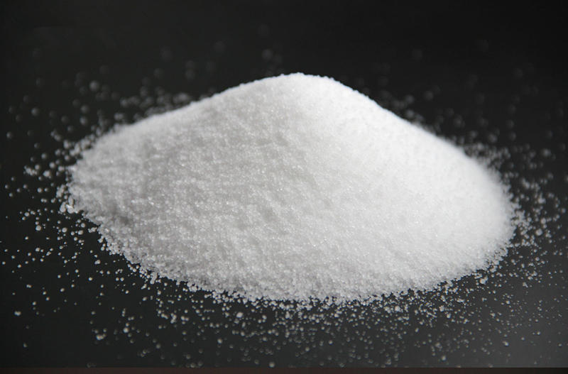 # تأمینکننده مونوکلسیم فسفات فیک (FIC Monocalcium Phosphate)؛ راهنمای جامع انتخاب تأمینکننده مطمئن برای صنایع غذایی، خوراک دام و تولیدات صنعتی ## چرا انتخاب تأمینکننده مونوکلسیم فسفات فیک (FIC Monocalcium Phosphate) از خود محصول مهمتر است؟ در بسیاری از کارخانهها، کیفیت محصول نهایی پیش از روشن شدن دستگاههای تولید مشخص میشود؛ جایی که واحد خرید درباره انتخاب تأمینکننده مواد اولیه تصمیم میگیرد. اگر ماده اولیه باکیفیت اما از یک زنجیره تأمین نامطمئن تهیه شود، احتمال تأخیر در تحویل، تغییر کیفیت بین محمولهها یا حتی کمبود موجودی میتواند کل برنامه تولید را تحت تأثیر قرار دهد. به همین دلیل، انتخاب **تأمینکننده مونوکلسیم فسفات فیک (FIC Monocalcium Phosphate)** تنها یک تصمیم خرید نیست، بلکه بخشی از استراتژی مدیریت ریسک، حفظ کیفیت و افزایش بهرهوری کارخانه است. مدیران خرید حرفهای بهخوبی میدانند که ارزش یک تأمینکننده، تنها در ارائه قیمت مناسب خلاصه نمیشود. توانایی تأمین مستمر، ارائه مدارک فنی معتبر، عرضه برندهای شناختهشده و پاسخگویی مناسب، عواملی هستند که در بلندمدت تأثیر بیشتری بر عملکرد کارخانه دارند. به همین دلیل بسیاری از تولیدکنندگان ترجیح میدهند با تأمینکنندهای همکاری کنند که بتواند علاوه بر کیفیت پایدار، برنامه تأمین منظم و قابل پیشبینی نیز ارائه دهد. MT Royal به عنوان تأمینکننده مواد اولیه صنعتی و غذایی، برندهای مختلف را با قیمت رقابتی عرضه میکند و به کارخانهها کمک میکند متناسب با نیاز تولید، استانداردهای کیفی و ظرفیت مصرف، انتخاب مطمئنتری داشته باشند. این رویکرد باعث میشود واحدهای تولیدی زمان کمتری را صرف مدیریت ریسک تأمین کرده و تمرکز بیشتری بر توسعه کیفیت محصولات خود داشته باشند. ## مونوکلسیم فسفات فیک (FIC Monocalcium Phosphate) چیست؟ مونوکلسیم فسفات (Monocalcium Phosphate) یکی از مهمترین ترکیبات فسفاتی است که به دلیل ویژگیهای شیمیایی مناسب، قابلیت انحلال مطلوب و درصد بالای فسفر قابل جذب، در صنایع مختلف کاربرد گستردهای دارد. این ماده معمولاً به صورت پودر یا گرانول سفید یا مایل به سفید تولید میشود و بسته به نوع گرید، در صنایع غذایی، تولید خوراک دام و طیور، مکملهای معدنی و برخی فرآیندهای شیمیایی مورد استفاده قرار میگیرد. مونوکلسیم فسفات فیک (FIC Monocalcium Phosphate) به دلیل کنترل مناسب فرآیند تولید، کیفیت یکنواخت و مشخصات فنی پایدار، یکی از گزینههای مورد توجه کارخانههایی است که به دنبال مواد اولیه استاندارد هستند. در بسیاری از خطوط تولید، کوچکترین تغییر در ترکیب شیمیایی یا میزان رطوبت این ماده میتواند بر عملکرد محصول نهایی اثر بگذارد؛ به همین دلیل انتخاب تأمینکننده معتبر اهمیت ویژهای پیدا میکند. ## عبارات مرتبط (LSI) برای پوشش کامل نیاز کاربران و بهبود سئو، در این مقاله از عبارتهای مرتبط زیر نیز استفاده شده است: * خرید مونوکلسیم فسفات * قیمت مونوکلسیم فسفات FIC * فروش مونوکلسیم فسفات * مونوکلسیم فسفات غذایی * مونوکلسیم فسفات خوراک دام * مواد اولیه صنایع غذایی * مواد اولیه خوراک دام * تأمین مواد اولیه شیمیایی ## کاربردهای مونوکلسیم فسفات در صنایع مختلف ### صنایع خوراک دام، طیور و آبزیان بخش قابل توجهی از مصرف جهانی مونوکلسیم فسفات به صنعت خوراک دام اختصاص دارد. این ماده به عنوان منبع تأمین فسفر و کلسیم در جیره غذایی دام و طیور استفاده میشود و نقش مهمی در رشد، سلامت استخوانها و بهبود عملکرد تغذیهای دارد. در کارخانههای تولید خوراک دام، کیفیت و یکنواختی این ماده اهمیت زیادی دارد؛ زیرا هرگونه نوسان در ترکیب شیمیایی میتواند بر ارزش تغذیهای محصول نهایی تأثیر بگذارد. ### صنایع غذایی در برخی کاربردهای غذایی، مونوکلسیم فسفات به عنوان عامل تنظیمکننده، بهبوددهنده یا ماده کمکی در فرآیند تولید استفاده میشود. کیفیت این ماده در صنایع غذایی باید مطابق با استانداردهای مربوط به گرید خوراکی باشد. ### صنایع شیمیایی در برخی فرآیندهای تولید مواد شیمیایی، این ترکیب به عنوان ماده اولیه یا افزودنی تخصصی مورد استفاده قرار میگیرد. در چنین کاربردهایی، خلوص و ثبات کیفیت از اهمیت ویژهای برخوردار است. ### تولید مکملهای معدنی برخی تولیدکنندگان مکملهای معدنی نیز از مونوکلسیم فسفات به عنوان منبع تأمین کلسیم و فسفر استفاده میکنند. در این حوزه، کنترل دقیق کیفیت ماده اولیه اهمیت بسیار زیادی دارد. ## یک تأمینکننده حرفهای چه ویژگیهایی باید داشته باشد؟ انتخاب تأمینکننده مناسب، تنها به موجود بودن کالا محدود نمیشود. کارخانهها معمولاً مجموعهای از معیارها را برای ارزیابی تأمینکنندگان در نظر میگیرند. ### توانایی تأمین مستمر یکی از مهمترین شاخصها، قابلیت تأمین منظم محصول در حجم مورد نیاز کارخانه است. توقف تولید به دلیل کمبود مواد اولیه، هزینهای بهمراتب بیشتر از اختلاف قیمت خرید ایجاد میکند. ### ارائه مدارک فنی یک تأمینکننده حرفهای باید بتواند برگه آنالیز (COA)، مشخصات فنی، اطلاعات مربوط به بچ تولید و سایر مستندات مورد نیاز واحد کنترل کیفیت را ارائه دهد. ### عرضه برندهای معتبر کارخانهها معمولاً ترجیح میدهند از برندهایی استفاده کنند که کیفیت آنها در طول زمان ثابت بوده و سابقه مناسبی در بازار دارند. ### پاسخگویی مناسب سرعت پاسخگویی، شفافیت در ارائه اطلاعات و همکاری در حل مسائل فنی از ویژگیهای مهم یک تأمینکننده قابل اعتماد است. ### قیمت رقابتی قیمت مناسب اهمیت زیادی دارد، اما زمانی ارزشمند است که در کنار کیفیت پایدار و خدمات مناسب ارائه شود. ## چرا کیفیت تأمین مهمتر از پایینترین قیمت است؟ گاهی مدیران خرید با دو پیشنهاد قیمتی مواجه میشوند که اختلاف آنها بسیار کم است. در چنین شرایطی، تصمیمگیری صرفاً بر اساس قیمت میتواند در آینده هزینههای بیشتری ایجاد کند. برای مثال، اگر محصولی با کیفیت پایینتر موجب افزایش ضایعات، تغییر فرمولاسیون یا توقف خط تولید شود، صرفهجویی اولیه بهسرعت از بین خواهد رفت. به همین دلیل، بسیاری از شرکتهای بزرگ شاخصی به نام «هزینه واقعی تأمین» را بررسی میکنند؛ یعنی مجموع هزینه خرید، حمل، کنترل کیفیت، ضایعات، توقف تولید و خدمات پس از فروش. ## اشتباهات رایج هنگام انتخاب تأمینکننده مونوکلسیم فسفات ### تمرکز صرف بر قیمت پایینترین قیمت همیشه به معنای بهترین معامله نیست. کیفیت پایین میتواند هزینههای پنهان زیادی ایجاد کند. ### نادیده گرفتن سوابق تأمینکننده بررسی سابقه همکاری با صنایع مشابه، میزان رضایت مشتریان و توانایی تأمین بلندمدت میتواند تصویر دقیقتری از عملکرد یک تأمینکننده ارائه دهد. ### بررسی نکردن مدارک فنی گاهی مشخصات واقعی محصول با اطلاعات اعلامشده تفاوت دارد. بررسی اسناد فنی پیش از خرید از بروز بسیاری از مشکلات جلوگیری میکند. ### تغییر مکرر تأمینکننده ما در همکاری با کارخانههای مختلف دیدهایم که تغییر مداوم تأمینکننده، زمان و هزینه واحد کنترل کیفیت را افزایش داده و گاهی موجب نوسان کیفیت محصول نهایی شده است. ## نکات مهم برای خرید در مقیاس صنعتی ### ظرفیت مصرف کارخانه را دقیق محاسبه کنید حجم سفارش باید متناسب با میزان مصرف، ظرفیت انبار و زمان تأمین مجدد تعیین شود تا از کمبود یا انباشت غیرضروری موجودی جلوگیری شود. ### کیفیت هر محموله را ارزیابی کنید حتی در همکاریهای بلندمدت نیز بهتر است هر بچ تولید توسط واحد کنترل کیفیت بررسی شود تا از انطباق آن با مشخصات مورد انتظار اطمینان حاصل شود. ### سیستم FIFO را اجرا کنید استفاده از روش «اولین ورودی، اولین خروجی» باعث میشود مواد اولیه در بهترین شرایط مصرف شوند و کیفیت آنها حفظ شود. ### ارتباط مستمر با تأمینکننده داشته باشید هماهنگی منظم درباره برنامه تولید و نیازهای آینده، احتمال بروز کمبود مواد اولیه را کاهش میدهد. ## روندهای جدید در مدیریت زنجیره تأمین مواد اولیه در سالهای اخیر، صنایع به سمت همکاری بلندمدت با تعداد محدودی از تأمینکنندگان معتبر حرکت کردهاند. این رویکرد باعث کاهش ریسک، افزایش شفافیت و سادهتر شدن فرآیند کنترل کیفیت شده است. همچنین بسیاری از کارخانهها از سیستمهای ارزیابی عملکرد تأمینکنندگان استفاده میکنند. معیارهایی مانند نرخ تحویل بهموقع، میزان مغایرت کیفی، سرعت پاسخگویی و کیفیت مستندات در این ارزیابیها نقش مهمی دارند. از سوی دیگر، قابلیت ردیابی بچ تولید (Batch Traceability) به یکی از الزامات مهم در صنایع غذایی و خوراک دام تبدیل شده است و تأمینکنندگانی که اطلاعات کاملتری ارائه میدهند، معمولاً در اولویت همکاری قرار میگیرند. ## چرا همکاری بلندمدت با یک تأمینکننده مزیت رقابتی ایجاد میکند؟ کارخانههایی که همکاری بلندمدت با یک تأمینکننده معتبر دارند، معمولاً با مزایای زیر روبهرو میشوند: * کاهش زمان ارزیابی مواد اولیه * ثبات بیشتر کیفیت تولید * برنامهریزی دقیقتر برای خرید * کاهش احتمال کمبود موجودی * مدیریت بهتر هزینههای زنجیره تأمین * افزایش سرعت پاسخگویی در شرایط اضطراری MT Royal با عرضه برندهای مختلف و قیمت رقابتی، شرایطی را فراهم میکند که واحدهای تولیدی بتوانند با اطمینان بیشتری نیازهای خود را برنامهریزی کرده و فرآیند تأمین را با ثبات بیشتری مدیریت کنند. ## پرسشهای پرتکرار مدیران خرید ### مهمترین معیار انتخاب تأمینکننده چیست؟ کیفیت پایدار، توانایی تأمین مستمر، ارائه مدارک فنی معتبر، پاسخگویی مناسب و قیمت رقابتی از مهمترین معیارها هستند. ### آیا همکاری با یک تأمینکننده ثابت بهتر است؟ در بسیاری از موارد بله. این کار باعث کاهش ریسک نوسان کیفیت، سادهتر شدن فرآیند کنترل کیفیت و بهبود مدیریت موجودی میشود. ### هنگام خرید چه مدارکی باید دریافت شود؟ برگه آنالیز (COA)، مشخصات فنی، اطلاعات مربوط به بچ تولید و در صورت نیاز سایر گواهیهای کیفیت. ### آیا همه برندهای مونوکلسیم فسفات کیفیت یکسانی دارند؟ خیر. تفاوت در فناوری تولید، مواد اولیه، کنترل کیفیت و استانداردهای کارخانه سازنده میتواند بر عملکرد محصول اثر بگذارد. ### نقش MT Royal در زنجیره تأمین چیست؟ MT Royal به عنوان تأمینکننده، برندهای مختلف را با قیمت رقابتی عرضه میکند و به کارخانهها کمک میکند تا متناسب با نیاز تولید و استانداردهای کیفی، انتخاب مناسبی داشته باشند. ما معتقدیم انتخاب **تأمینکننده مونوکلسیم فسفات فیک (FIC Monocalcium Phosphate)** نباید صرفاً بر اساس موجودی یا قیمت انجام شود. تصمیمی که امروز در واحد خرید گرفته میشود، میتواند ماهها بر کیفیت تولید، هزینههای عملیاتی و رضایت مشتریان اثر بگذارد. زمانی که کیفیت محصول، اصالت برند، توانایی تأمین مستمر، مستندات فنی و تجربه تأمینکننده در کنار یکدیگر ارزیابی شوند، نتیجه آن زنجیره تأمینی خواهد بود که با اطمینان بیشتری از تولید پایدار و رقابتپذیر کارخانه پشتیبانی میکند. **meta description:** تأمینکننده مونوکلسیم فسفات فیک (FIC Monocalcium Phosphate)، بررسی معیارهای انتخاب، کاربردها، نکات خرید و راهنمای تخصصی تأمین برای صنایع مختلف.