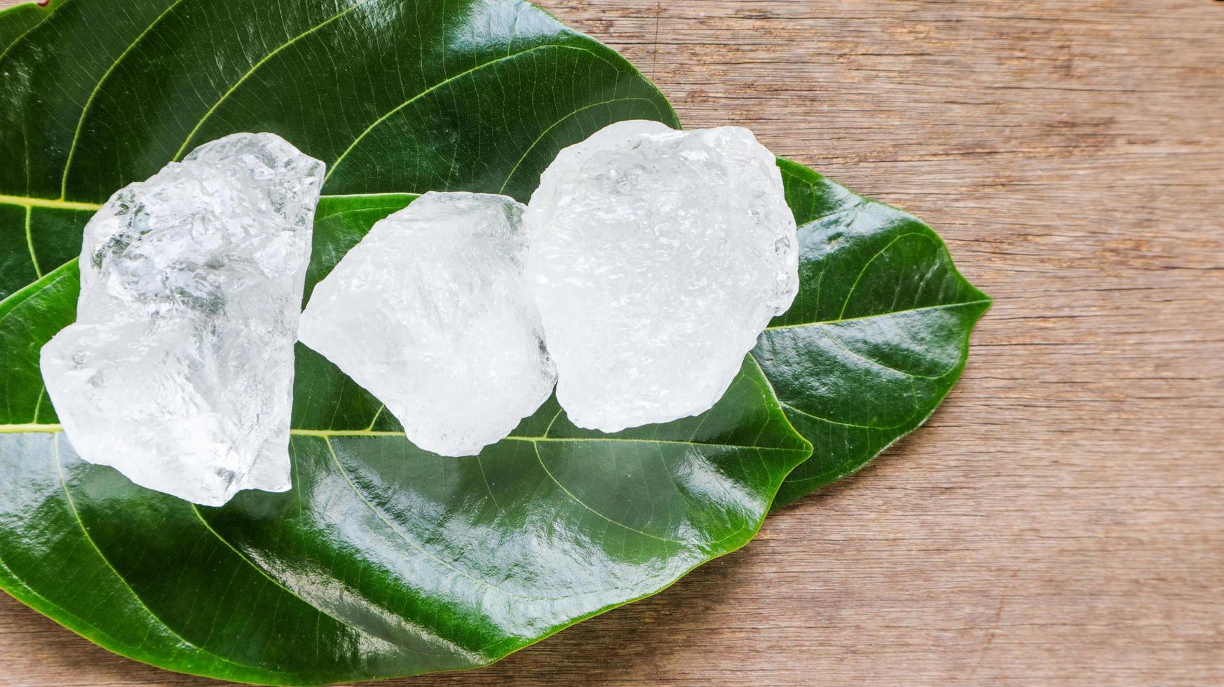 crystal-clear-alum-cubes-or-potassium-alum-on-green-leaves-chemical-compound-substance-concept-for-beauty-spa-and-underarm-treatment-industrial-free-photo