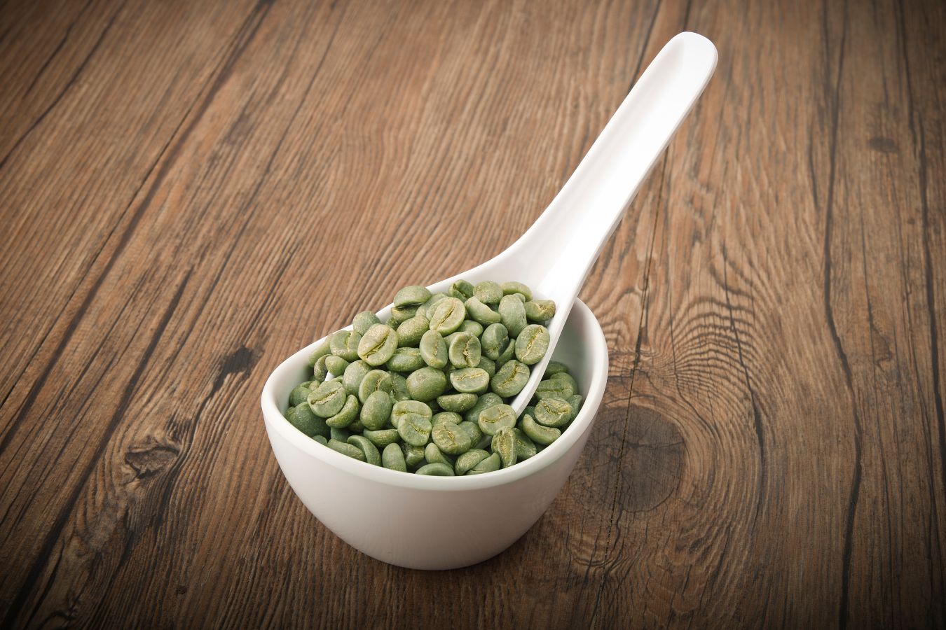 What is the standard moisture content for green coffee beans?