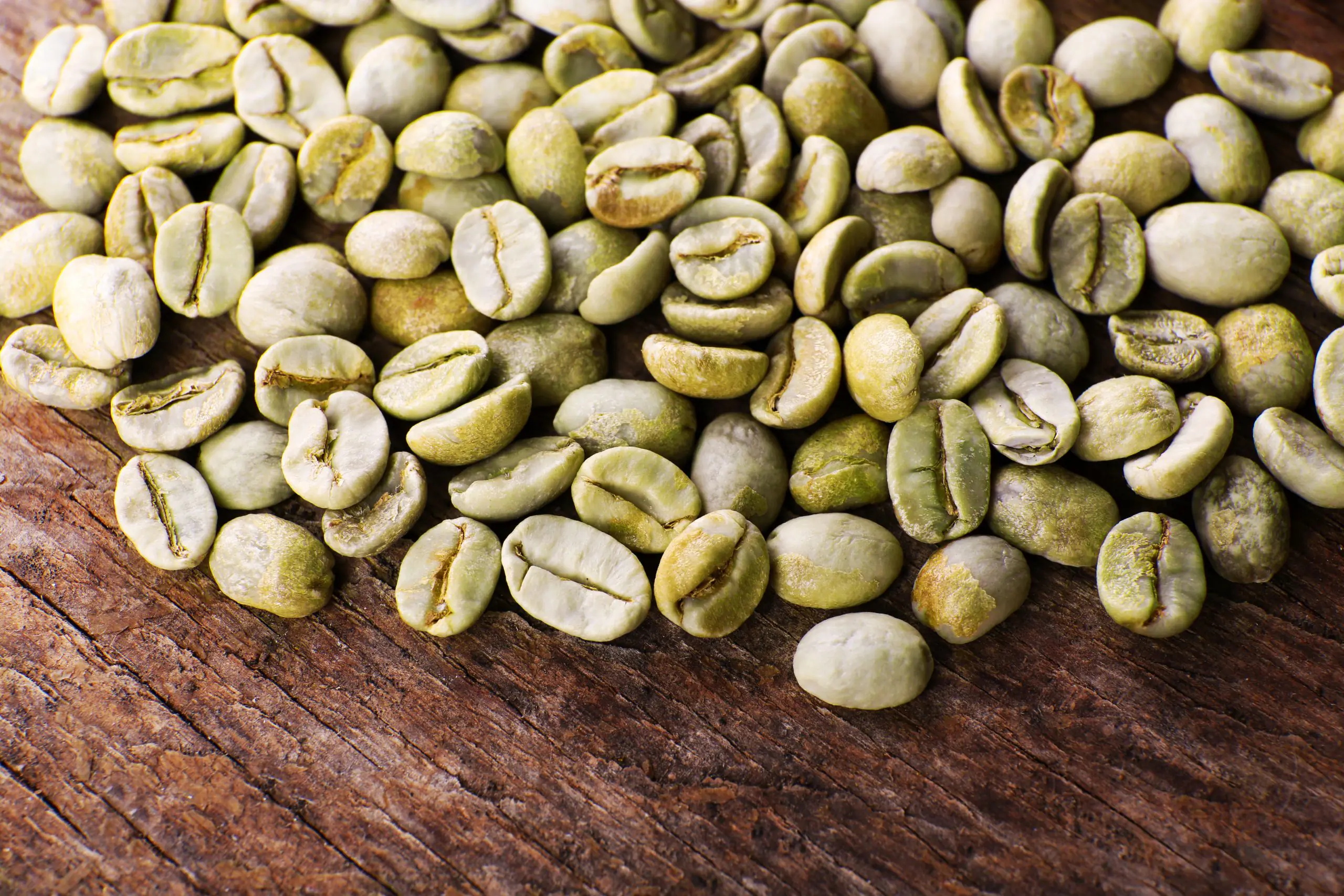 What is the standard moisture content for green coffee beans?