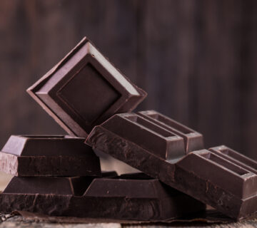 Dark chocolate stack, on wooden table,chocolate concept background качественный тёмный шоколад